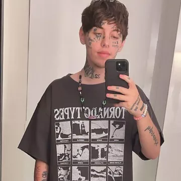 Tornado Types Tee porté par Lil Xan sur son compte Instagram @xanxiety