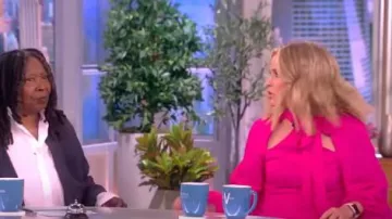 Robe noire Halo Lanita portée par Sara Haines vue dans The View le 18 mai 2023