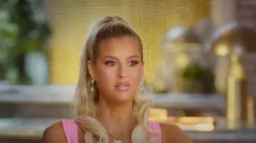 Chanel Pearl CC Drop Pendientes usados por Emma Hernan como se ve en Selling Sunset (S06E06)