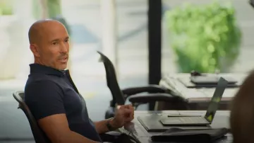 Alexander McQueen Logo Tape Polo Shirt usado por Brett Oppenheim como se ve en Selling Sunset (S06E06)