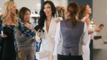 Chanel Lambskin Quilted Pearl Crush Small Vanity Case con cadena blanca usada por Bre Tiesi como se ve en Selling Sunset (S05E10)