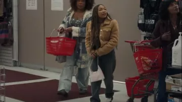 Chaqueta recortada de peluche Brie retrofête usada por Delilah (Laya DeLeon Hayes) como se ve en The Equalizer (S03E18)
