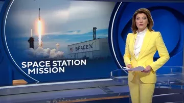 Alexander McQueen Leaf Crepe Classic Suiting Pants usados por Norah O'Donnell como se ve en CBS Evening News el 22 de mayo de 2023