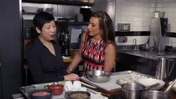 Calvin Klein Robe fourreau imprimée portée par Michelle Miller comme vu dans CBS Mornings le 22 mai 2023