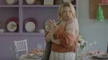 Billabong Mélange dans un pull coupé porté par Tricia Miller (Mary Catherine Garrison) comme on le voit dans Somebody Somewhere (S02E05)