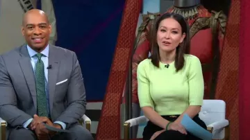 Ceinture Céline Medium Triomphe en cuir de mollet lisse portée par Eva Pilgrim vue dans Good Morning America le 22 mai 2023