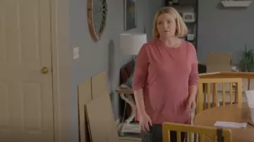 Mac et Clay Queenstown Sweater porté par Tricia Miller (Mary Catherine Garrison) vu dans Somebody Somewhere (S02E05)