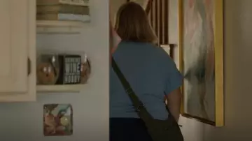 Sac à bandoulière en coton recyclé pour femmes Vera Bradley porté par Sam (Bridget Everett) vu dans Somebody Somewhere (S02E05)