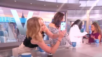 Brunello Cucinelli Falda Midi de cuero usada por Sara Haines vista en The View el 22 de mayo de 2023