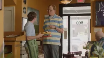 Polo rayé Izod Advantage Performance porté par Joel (Jeff Hiller) vu dans Somebody Somewhere (S02E05)