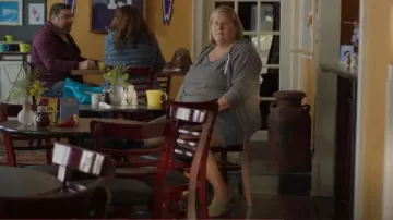 Sandalias con hebilla Birkenstock usadas por Sam (Bridget Everett) como se ve en Somebody Somewhere (S02E05)