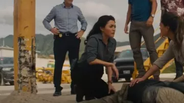 Rag & Bone Mid-Rise Skinny Jeans usados por Lucy Tara (Yasmine Al-bustami) como se ve en NCIS: Hawai'i (S02E22)