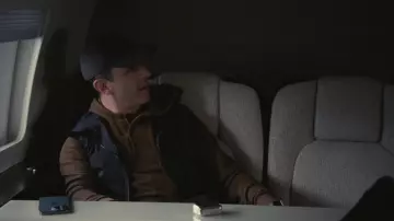 Loro Piana Navy Blue Gilet porté par Kendall Roy (Jeremy Strong) comme on le voit dans Succession (saison 4 épisode 5)