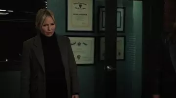 J. Col roulé en tissu d’équipage porté par la détective Amanda Rollins (Kelli Giddish) comme on le voit dans Law & Order: Special Victims Unit (S24E22)