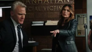 L'Agence Kenzie Black Leather Blazer worn by Detective Olivia Benson (Mariska Hargitay) as seen in Law & Order: Special Victims Unit (S24E22)