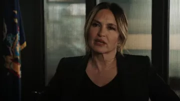 Theory Etiennette Blazer in Good Wool worn by Detective Olivia Benson (Mariska Hargitay) as seen in Law & Order: Special Victims Unit (S24E22)