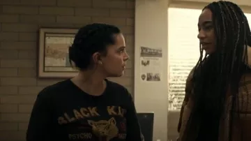 Johnson Motos Inc Black Kats Tee porté par Sarah Cushing (Inde Navarrette) vu dans Superman & Lois (S03E09)