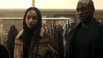 Mother The Tripple Decker Jacket usada por Natalie Irons (Tayler Buck) como se ve en Superman & Lois (S03E09)