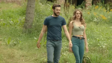 Cinturón Gucci usado por Elaine (Shailene Woodley) como se ve en la película Robots