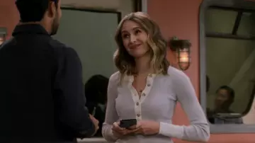 Faherty Mikki Henley usada por Taylor (Caitlin Thompson) como se ve en How I Met Your Father (S02E12)
