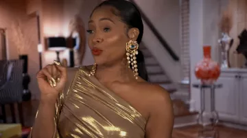 Pendientes colgantes Schiaparelli Gaze usados por Marlo Hampton como se ve en The Real Housewives of Atlanta (S15E03)
