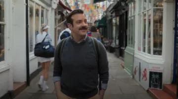 Todd Snyder Sun Faded Midweight Pocket Sweatshirt porté par Ted Lasso (Jason Sudeikis) vu dans Ted Lasso (S03E11)