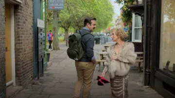 Sac à dos Herschel en Ivy Green porté par Ted Lasso (Jason Sudeikis) vu dans l’émission de télévision Ted Lasso (S03E11)