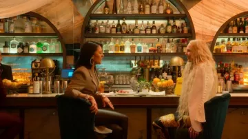 Leggings Versace Renaissance Print usados por Christine Quinn como se ve en Selling Sunset (S04E05)