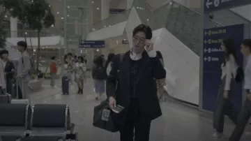 Gucci Snake Hirt worn by Min Ho (Sang Heon Lee) as seen in XO, Kitty (S01E01)