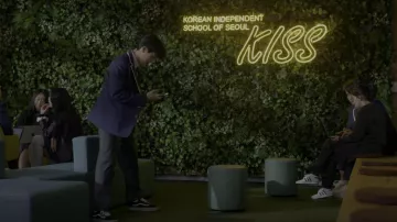 Vans Old Skool Black Shoe porté par Dae (Choi Min-young) comme on le voit dans XO, Kitty (S01E03)