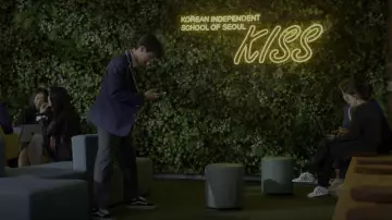 Vans Old Skool Black Shoe worn by Dae (Choi Min-young) as seen in XO, Kitty (S01E03)