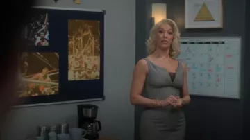 Alexander Mcqueen Príncipe de Gales Vestido lápiz de mezcla de lana usado por Rebecca Welton (Hannah Waddingham) como se ve en Ted Lasso (S03E11)