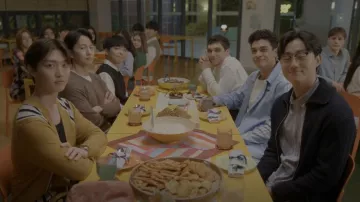Sandro College Cardigan à boutons rayés en laine porté par Min Ho (Sang Heon Lee) vu dans XO, Kitty (S01E05)