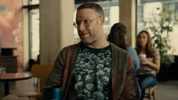 Liquid Blue Fantasy Boneyard Skulls V Tie Dye T-Shirt usada por Will (Seth Rogen) como se ve en Platonic (S01E01)