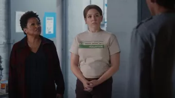 Antra conçoit la robe Suki Burgundy Velvet Belt portée par Shuli Kucerac (Wanda Sykes) comme on le voit dans The Other Two (S03E05)