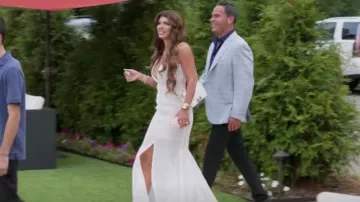 Bolso de niño acolchado blanco Chanel usado por Teresa Giudice como se ve en The Real Housewives of New Jersey (S13E16)