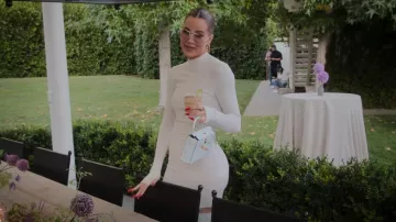 Mini sac Hermes Kelly porté par Khloé Kardashian vu dans The Kardashians (S03E01)