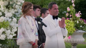Zimmermann Robe à plusieurs niveaux à imprimé floral dans Weiss portée par Veronica Ruelas vue dans The Real Housewives of New Jersey (S13E16)