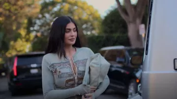 Y/Project Paris Denim Tote usado por Kylie Jenner como se ve en The Kardashians (S03E01)