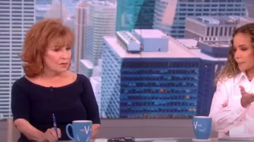 Elie Tahari trenzado Suéter de manga corta usado por Joy Behar como se ve en The View el 24 de mayo de 2023