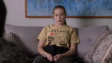 Yosemite Graphic Tee porté par Emily Thomas (Alycia Debnam Carey) vu dans Saint X (S01E07)