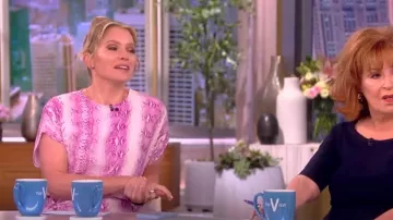 Essentiel Antwerp Dion Printed Cap Sleeve Top usado por Sara Haines como se ve en The View el 24 de mayo de 2023