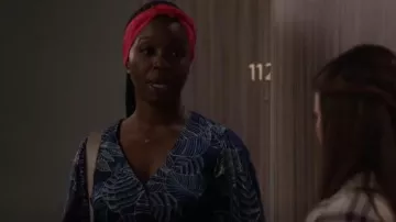 Guess Long Sleeve Edwige Top usado por Abishola (Folake Olowofoyeku) como se ve en Bob Hearts Abishola (S04E21)