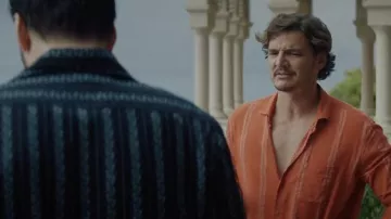 Camisa roja con rayas usada por Javi Gutiérrez (Pedro Pascal) en El peso insoportable del talento masivo