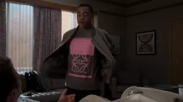 Sweat-shirt à col rond imprimé logo Loewe porté par Tariq St. Patrick (Michael Rainey Jr.) vu dans Power Book II: Ghost (S03E09)