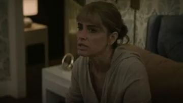 J Crew Cash­mere Full-Zip Sweater-Hood­ie worn by Beth Gallagher (Amanda Peet) as seen in Fatal Attraction (S01E07)