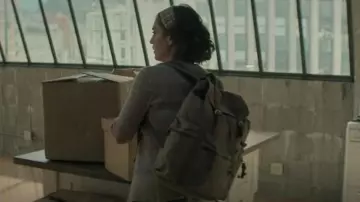 Mochila Bluboon Vintage usada por Alex Forrest (Lizzy Caplan) como se ve en Atracción fatal (S01E07)