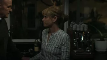 Ralph Lauren Print­ed Jer­sey Hen­ley worn by Beth Gallagher (Amanda Peet) as seen in Fatal Attraction (S01E08)