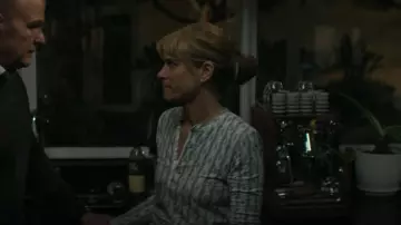 Ralph Lauren Jersey Henley estampado usado por Beth Gallagher (Amanda Peet) como se ve en Atracción fatal (S01E08)