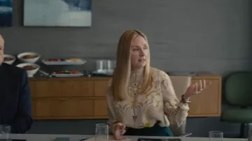 Reiss Beth Mock Neck Blouse portée par Sandi Furness (Hope Davis) comme on le voit dans Succession (S04E10)